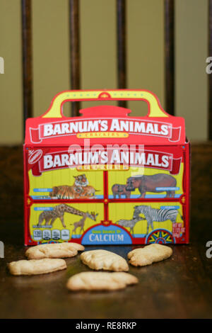 Originalverpackung von barnum's Animal Cracker mit Zirkus Tiere hinter Gittern. Stockfoto