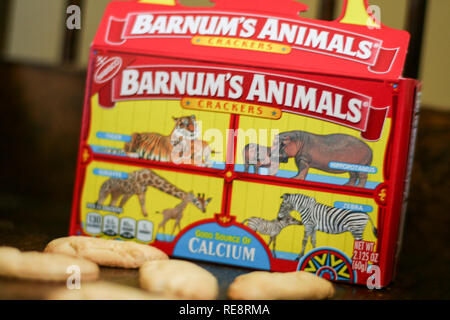 Originalverpackung von barnum's Animal Cracker mit Zirkus Tiere hinter Gittern. Stockfoto