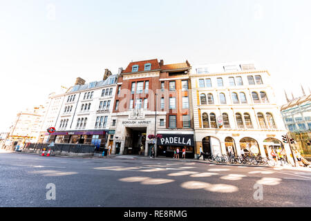 London, UK, 26. Juni 2018: Zentrum der Innenstadt während der sonnigen Sommertag in Southwark in der Nähe von London Bridge und Zeichen für Borough Market großem Betrachtungswinkel Stockfoto