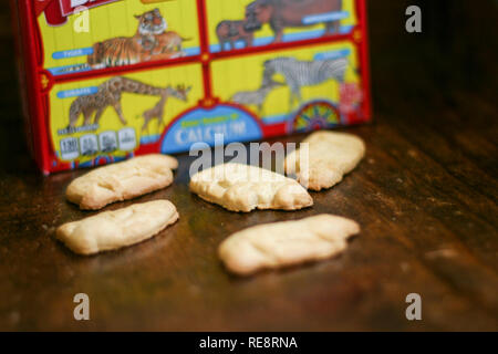 Originalverpackung von barnum's Animal Cracker mit Zirkus Tiere hinter Gittern. Stockfoto