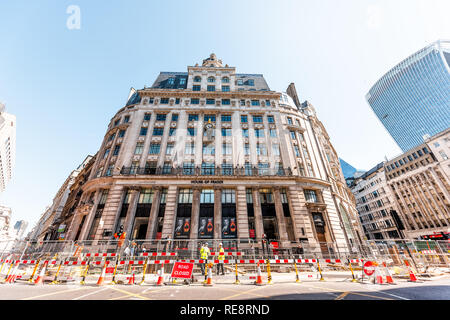 London, UK, 26. Juni 2018: Im Zentrum von Downtown Finanzviertel Stadt mit alter Architektur und Bau von House of Fraser Gebäude Stockfoto