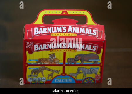 Originalverpackung von barnum's Animal Cracker mit Zirkus Tiere hinter Gittern. Stockfoto