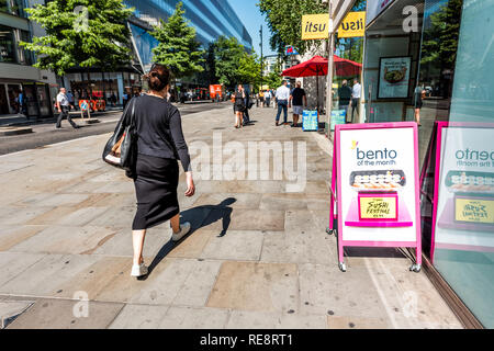 London, UK, 26. Juni 2018: Business Woman walking auf Bürgersteig Straße von Itsu sushi Bento Restaurant im zentralen Finanzviertel im Stadtzentrum gelegenen Stadt Stockfoto