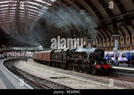 45231 wartet bei York mit der Scarborough Spa Express. Stockfoto