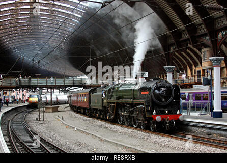 70013 Oliver Cromwell wartet bei York mit der Scarborough Spa Express. Stockfoto