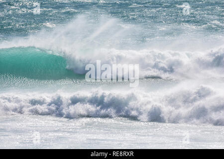 Große Wellen in Kapstadt an einem sonnigen Tag Stockfoto