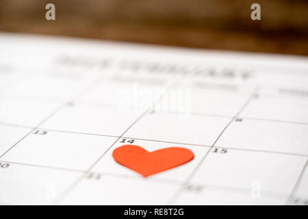 Konzeptionelle Bild von 2019 Februar Kalender und Herz auf die 14 rustikalen vintage Tabelle, für Saint Valentines Datum bereit, Liebe Feier Stockfoto