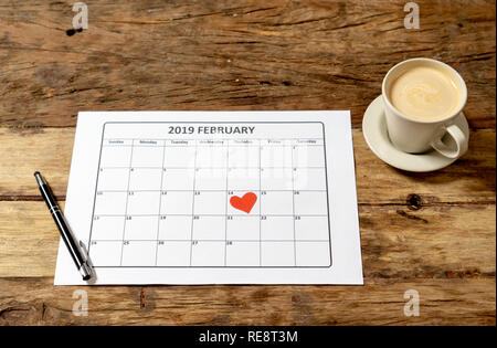 Ansicht von oben konzeptionelle Bild von 2019 Februar Kalender mit roten Herzen auf der 14. und Kaffee auf rustikalen vintage Tabelle, für Valentinstag bereit Stockfoto