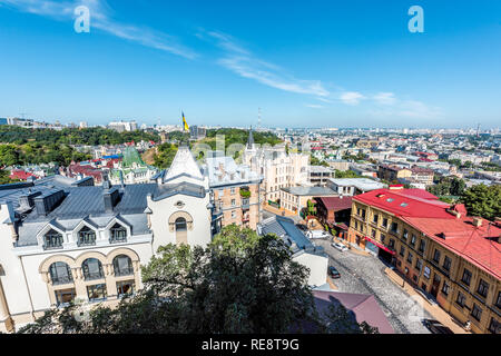 Kiew, Ukraine - August 11, 2018: Blick auf die alte historische Stadt Stadtbild Skyline mit Gebäuden der Stadt Kiew auf Andriyivskyi uzviz Abstieg während der sonnigen Su Stockfoto