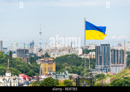 Kiew, Ukraine Stadtbild Skyline von Kiew und Ukraine Fahne im Wind im Sommer im Stadtteil Podil Stockfoto