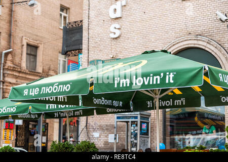 Kiew, Ukraine - August 12, 2018: Nahaufnahme von Mcdonalds Schild an Cafe outdoor Regenschirm in Kiew die Ukrainische Stadt durch Straße Gebäude in Kyrillisch ich bin lovin Ich Stockfoto