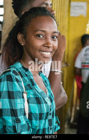 Nosy Be Madagaskar - 17 Januar 2019: Portrait eines madagassischen Frau suchen Kamera auf dem zentralen Markt in Nosy Be Madagaskar. Stockfoto