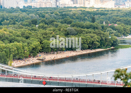 Kiew, Ukraine Blick auf Stadt und Fluss Fußgängerbrücke in Kiew Sommer mit Blick auf die Wohnviertel Darnytsia Vorstädte und Strand Stockfoto