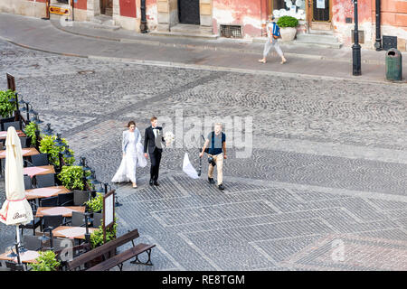 Warschau, Polen - 22. August 2018: Hohe Betrachtungswinkel und der Marktplatz in der Altstadt mit historischen Straße mit Kopfsteinpflaster im Sommer Tag mit Braut und Bräutigam co Stockfoto