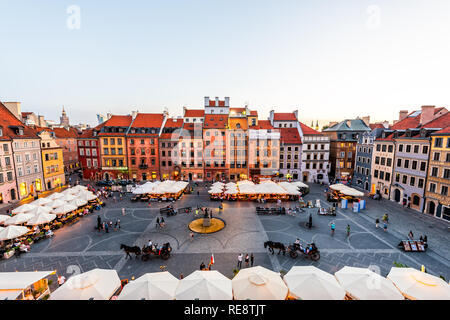 Warschau, Polen - 22. August 2018: historische Stadtbild mit hohen Betrachtungswinkel von bunten Architektur Dach Gebäude und Pferdekutsche Tour im Alter Stockfoto