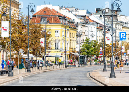 Warschau, Polen - 23. August 2018: Altstadt historische Straße, gelbes Gebäude in der Stadt während der sonnigen Sommertag Krakowskie Przedmiescie und Laternen archit Stockfoto