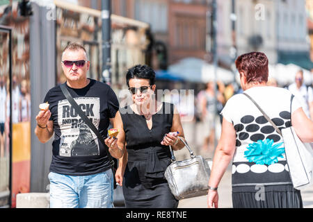 Warschau, Polen - 23. August 2018: die berühmte Altstadt historische Straße in der Hauptstadt während der sonnigen Sommertag Krakowskie Przedmiescie und Leute Paar ea Stockfoto