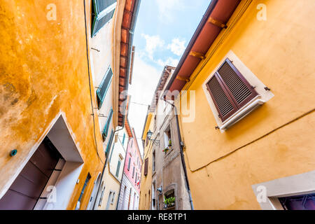 Chiusi, Italien Straße in kleinen mittelalterlichen Stadt Dorf in Umbrien suchen Low Angle View während der sonnigen Tag mit niemand orange gelb hell Vib Stockfoto