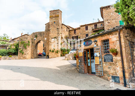 Monticchiello, Italien - 26 August, 2018: Val D'Orcia Landschaft in der Toskana mit leeren Straße arch Eingang in der kleinen Stadt Dorf mit niemand Stockfoto