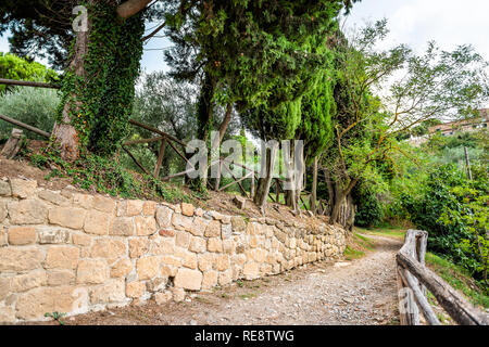 Val D'Orcia Landschaft in der Toskana, Italien, mit leeren Straße Pfad im Park Garden in Monticchiello kleine Stadt Dorf mit niemand Stockfoto