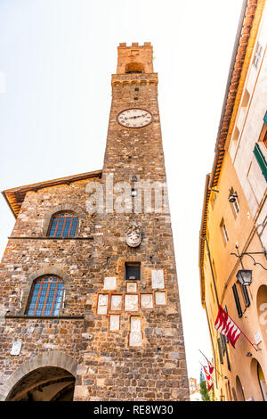 Montalcino, Italien - 26 August, 2018: die Straße in der Stadt Dorf in der Toskana im Sommer Tag und Uhr Glockenturm vertikale Detailansicht Stockfoto