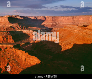 USA, Utah, Dead Horse Point State Park, Sunrise, südwestlich von Dead Horse Point in Richtung Shafer Canyon im Canyonlands National Park. Stockfoto