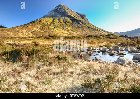 Isle of Skye, der Sligachan Fluss und Marsco im Winter Landschaft, inneren Hebriden, Highland, Schottland Stockfoto