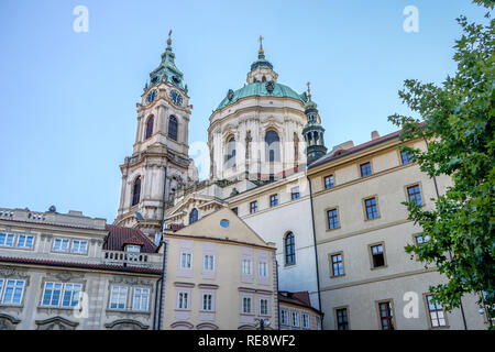 Türme der St. Nikolaus Kirche in Prag Stockfoto