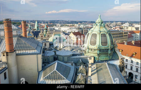 Blick von der Pulverturm, der Stadtverwaltung und der Darstellung Haus und über die Dächer von Prag Stockfoto