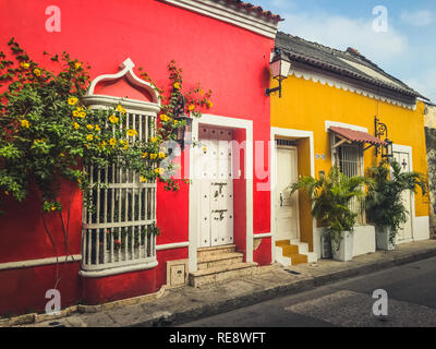 Cartagena, Kolumbien - März 2019: Street Scene und bunten Fassaden der Altstadt in Cartagena, Kolumbien Stockfoto