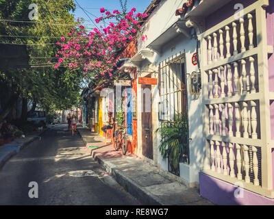 Cartagena, Kolumbien - März 2019: Street Scene und bunten Fassaden der Altstadt in Cartagena, Kolumbien Stockfoto