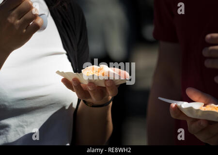 Menschen essen Nasi Goreng mit krupuk bei indonesischer outdoor Festival Stockfoto