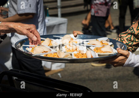 Menschen essen Nasi Goreng mit krupuk bei indonesischer outdoor Festival Stockfoto