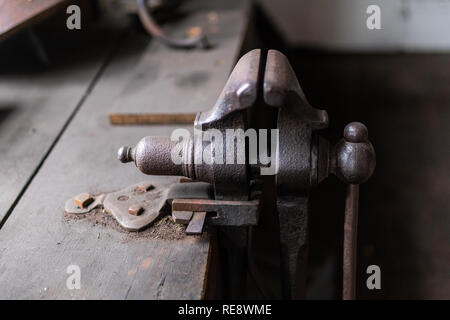 Ein Vintage vice ist eine alte Holz Werkbank befestigt Stockfoto