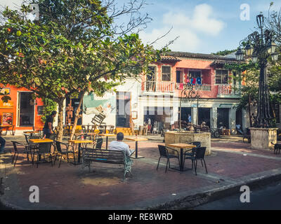 Cartagena, Kolumbien - März 2019: Street Scene und bunten Fassaden der Altstadt in Cartagena, Kolumbien Stockfoto