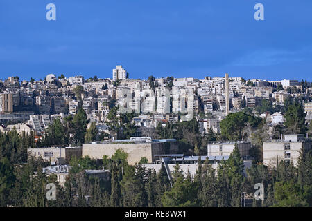 West Jerusalem hang Skyline mit modernen Apartment Gebäuden, mit der Hebräischen Universität in Givat Ram Campus Vordergrund Stockfoto