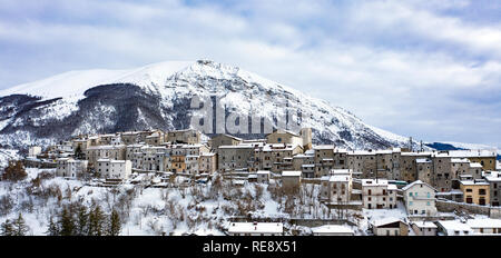 Luftaufnahme der Schönen verschneiten Dorf Opi mit schneebedeckten Bergen im Hintergrund. Stockfoto