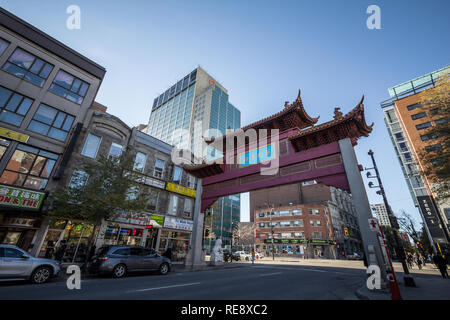 MONTREAL, KANADA - 4. NOVEMBER 2018: Paifang monumentales Tor Handlungserfordernisse, dem Eingang zu Chinatown. Montreal ist es die chinesischen ethnischen Viertels von Th Stockfoto