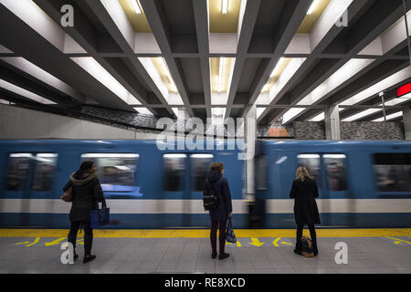 MONTREAL, KANADA - NOVEMBER 6, 2018: Die Menschen warten auf eine U-Bahn Haltestelle Berri-UQAM Plattform, grüne Linie, während eine U-Bahn kommt, mit einem spe Stockfoto