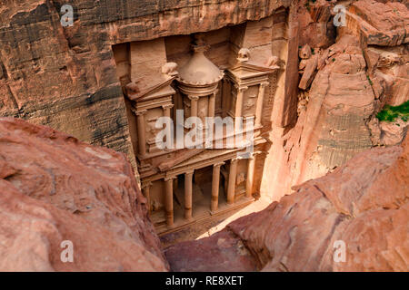 Luftaufnahme der spektakulären Al Khazneh (das Finanzministerium) in Petra. Petra ist eine historische und archäologische Stadt im südlichen Jordanien. Stockfoto