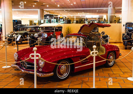 FONTVIEILLE, MONACO - Jun 2017: Roter Mercedes 300 SL Roadster 1960 in Monaco Top Cars Collection Museum. Stockfoto