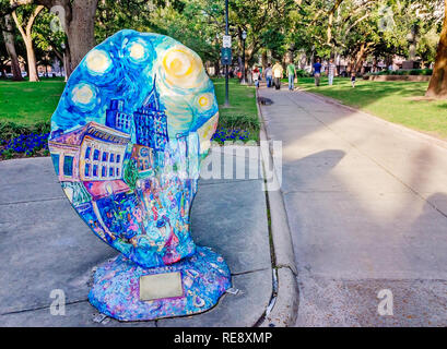 Eine gemalte, Fiberglas Oyster steht an der Ecke Bienville Square, Dez. 23, 2018 in Mobile, Alabama. Die Oyster ist Teil einer Community Art Projek Stockfoto