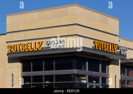 WOODBURY, MN/USA - Januar 19, 2019: Potbelly Sandwich Shop äußeres Zeichen und Logos. Potbelly Corporation ist eine öffentlich gehandelte Restaurant kette, se Stockfoto