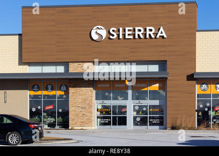 WOODBURY, MN/USA - Januar 19, 2019: Sierra Trading Post Retail Store Exterieur und Logo. Sierra Trading Post ist ein Einzelhändler der Off-Preis Merc Stockfoto