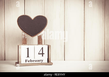 Valentines Tag Karte mit Holzblock Kalender auf weißem Hintergrund Holz witn kopieren Platz für Text. Stockfoto