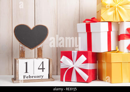 Valentines Tag Karte mit Holzblock Kalender. Geschenkverpackung Stockfoto