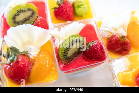 Obst Schale Kuchen und White cocolate Schlagsahne Stockfoto