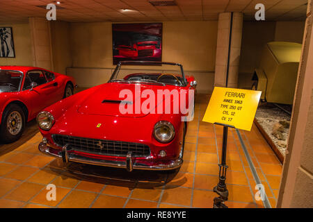 FONTVIEILLE, MONACO - Jun 2017: roten FERRARI 250 GT 1963 in Monaco Top Cars Collection Museum. Stockfoto