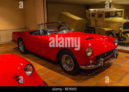 FONTVIEILLE, MONACO - Jun 2017: roten FERRARI 250 GT 1963 in Monaco Top Cars Collection Museum. Stockfoto