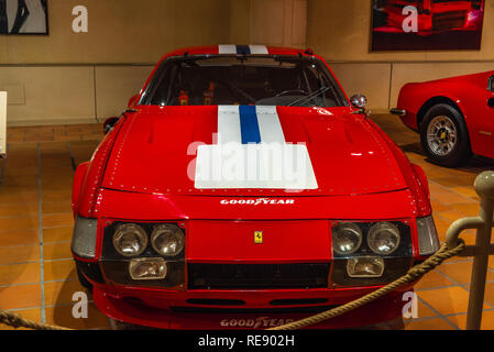 FONTVIEILLE, MONACO - Jun 2017: roten FERRARI 365 GTB 4 DAYTONA 1972 in Monaco Top Cars Collection Museum. Stockfoto